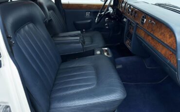 Rolls-Royce-Silver-Shadow-II-Berline-1979-White-Blue-23335-30