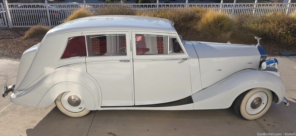 Rolls-Royce-Wraith-Limousine-1948-White-Red-32187-10