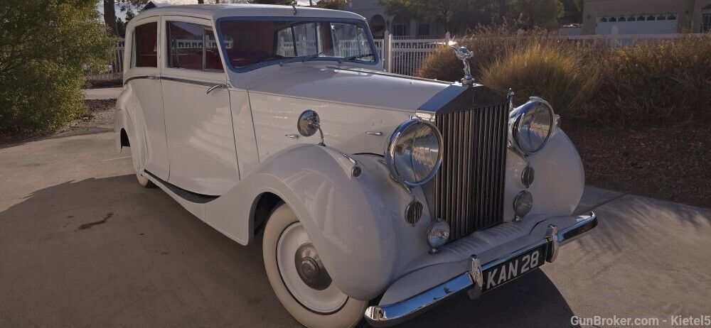 Rolls-Royce-Wraith-Limousine-1948-White-Red-32187-21