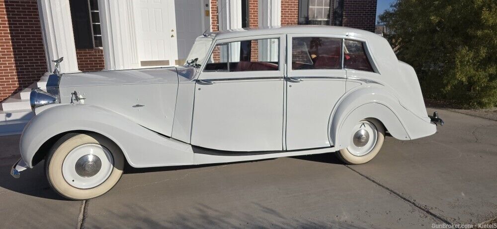 Rolls-Royce-Wraith-Limousine-1948-White-Red-32187-3