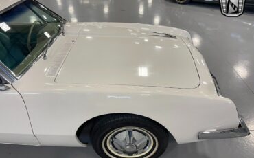 Studebaker-Avanti-Coupe-1963-White-Tan-136046-7