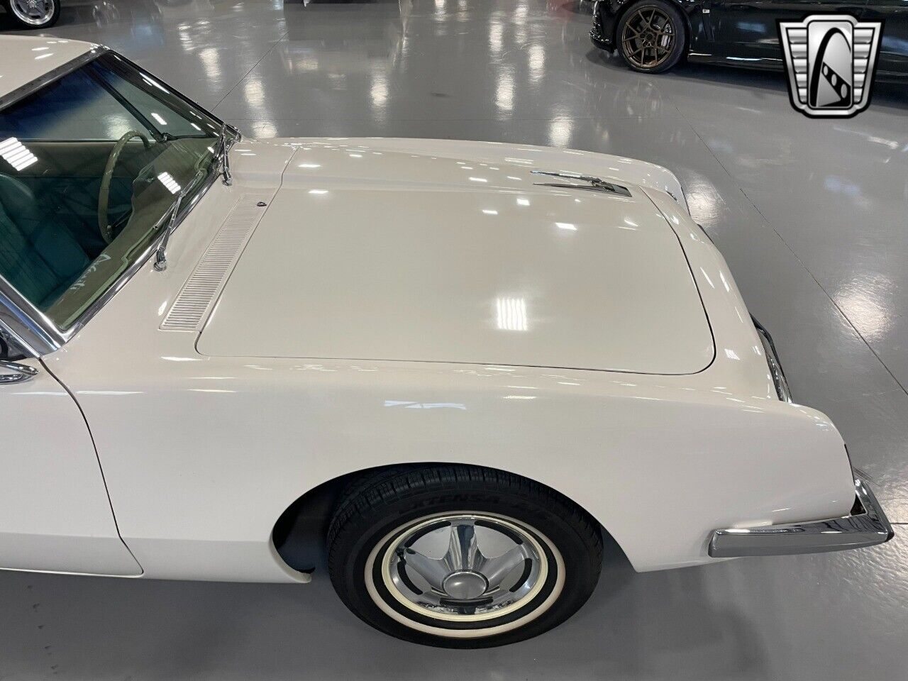 Studebaker-Avanti-Coupe-1963-White-Tan-136046-7