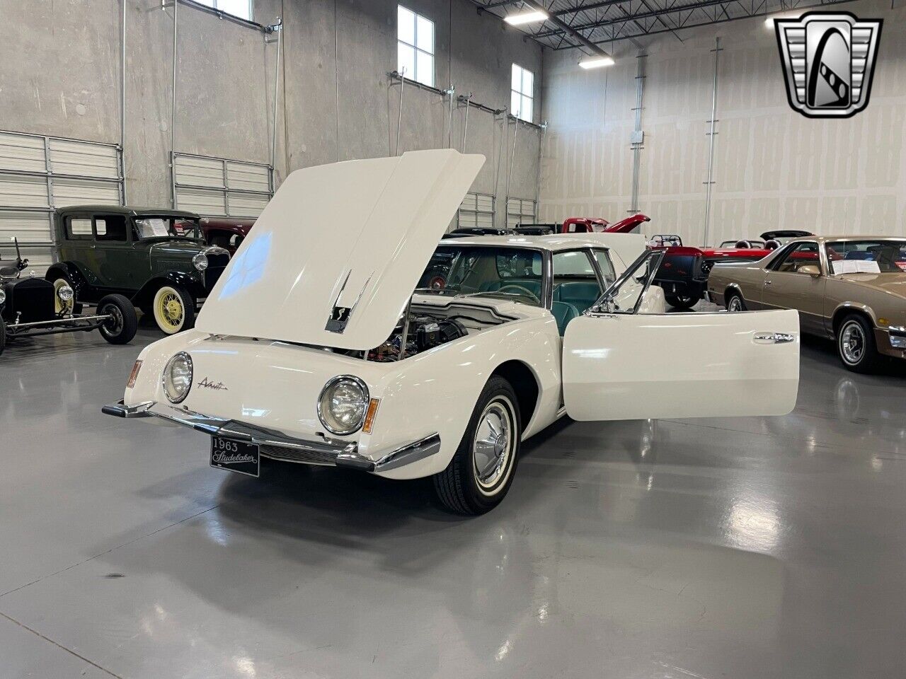 Studebaker-Avanti-Coupe-1963-White-Tan-136046-8