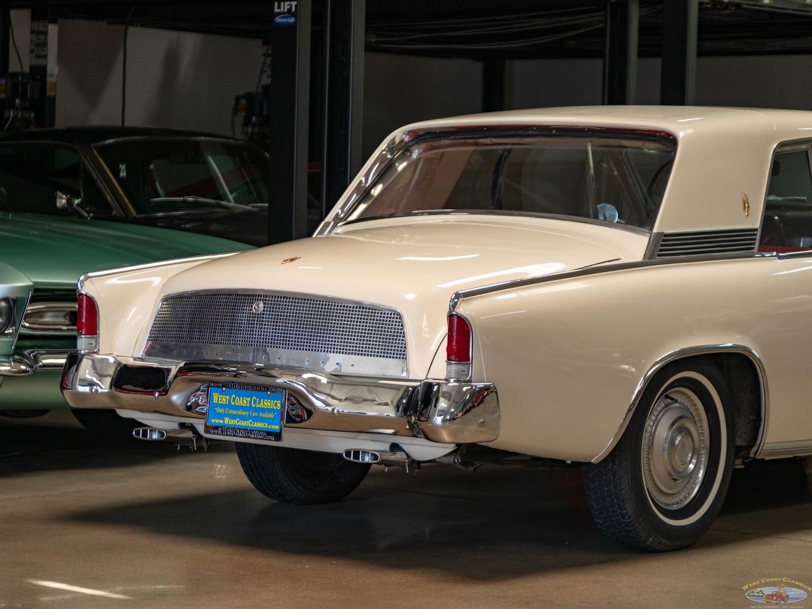 Studebaker-Gran-Turismo-Hawk-1962-White-Red-160732-24