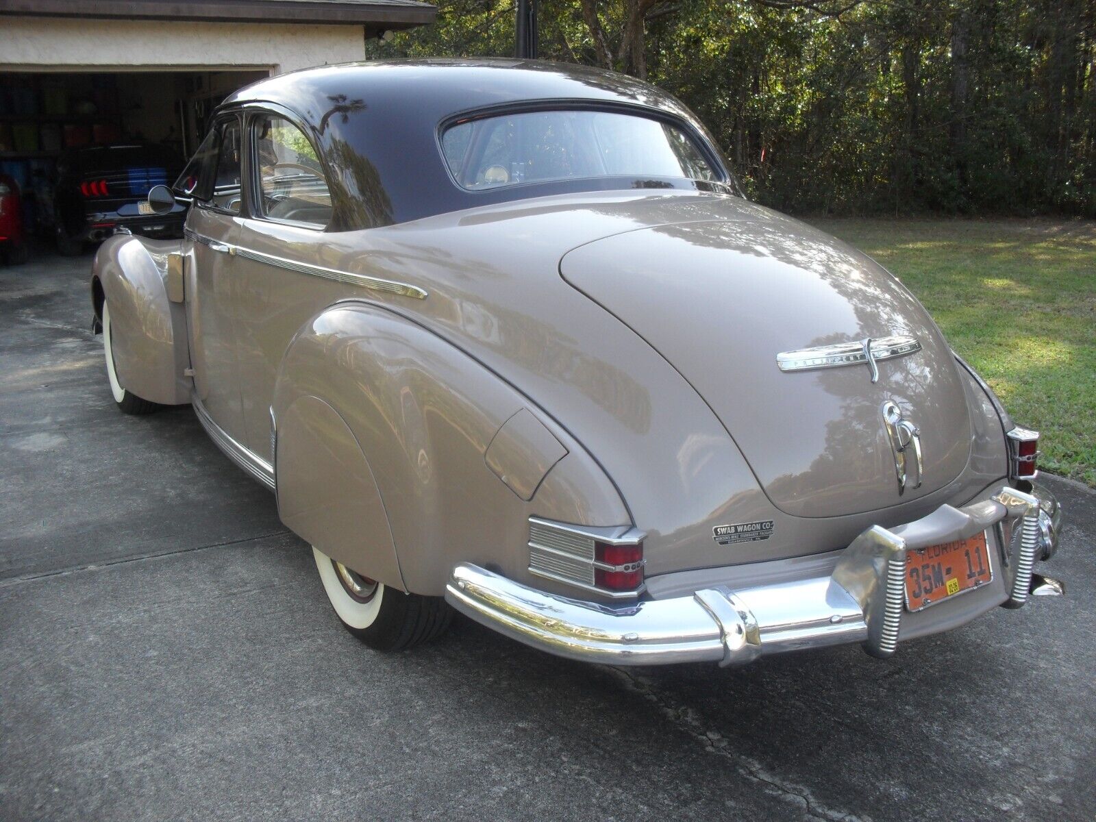 Studebaker-President-Skyway-Coupe-1942-Tan-16898-3