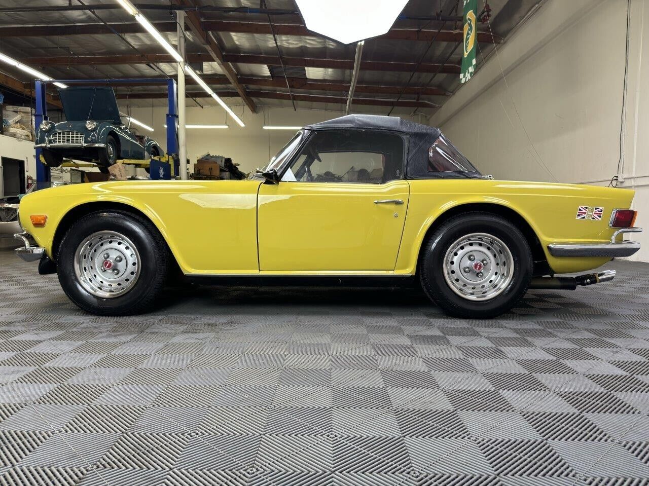 Triumph-TR-6-1973-Yellow-Black-115295-8