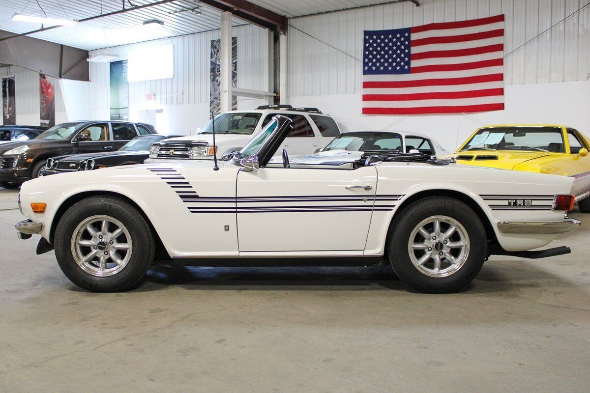 Triumph-TR-6-Cabriolet-1974-White-Black-2-1