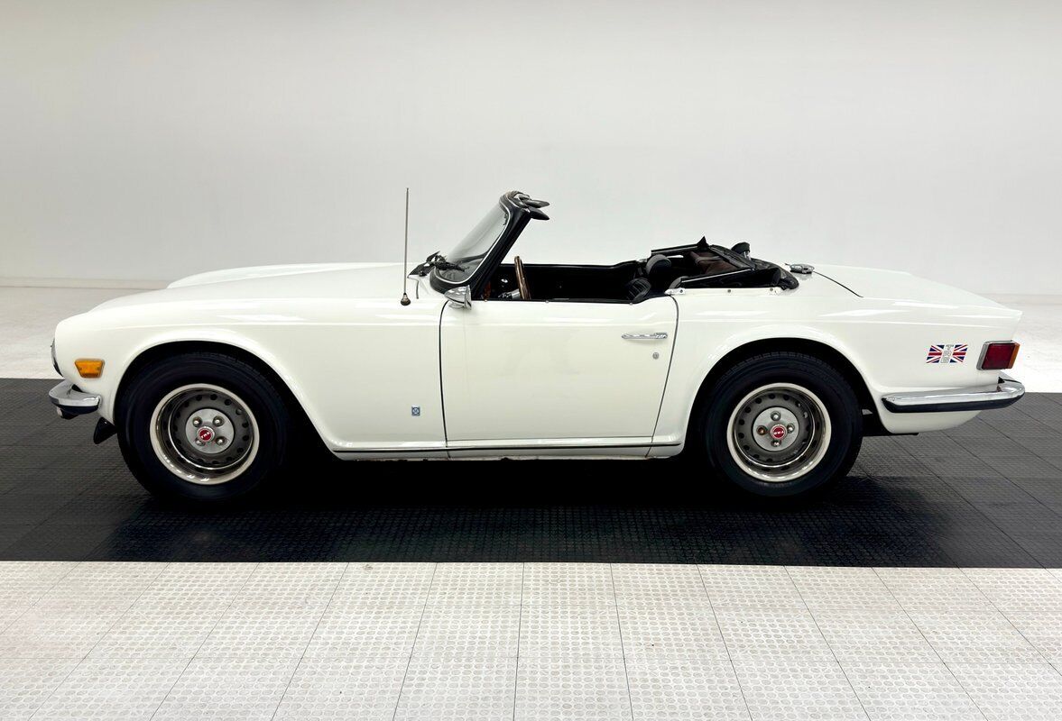 Triumph-TR-6-Cabriolet-1975-White-Saddle-35209-3