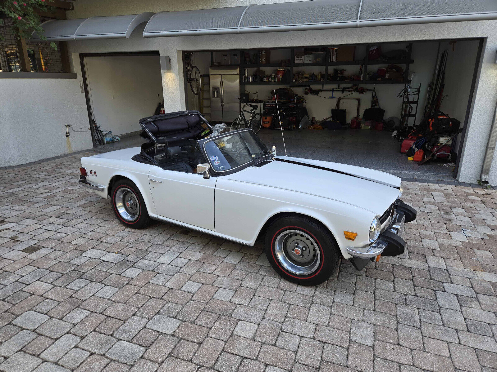 Triumph-TR-6-Cabriolet-1976-White-Black-76019-10