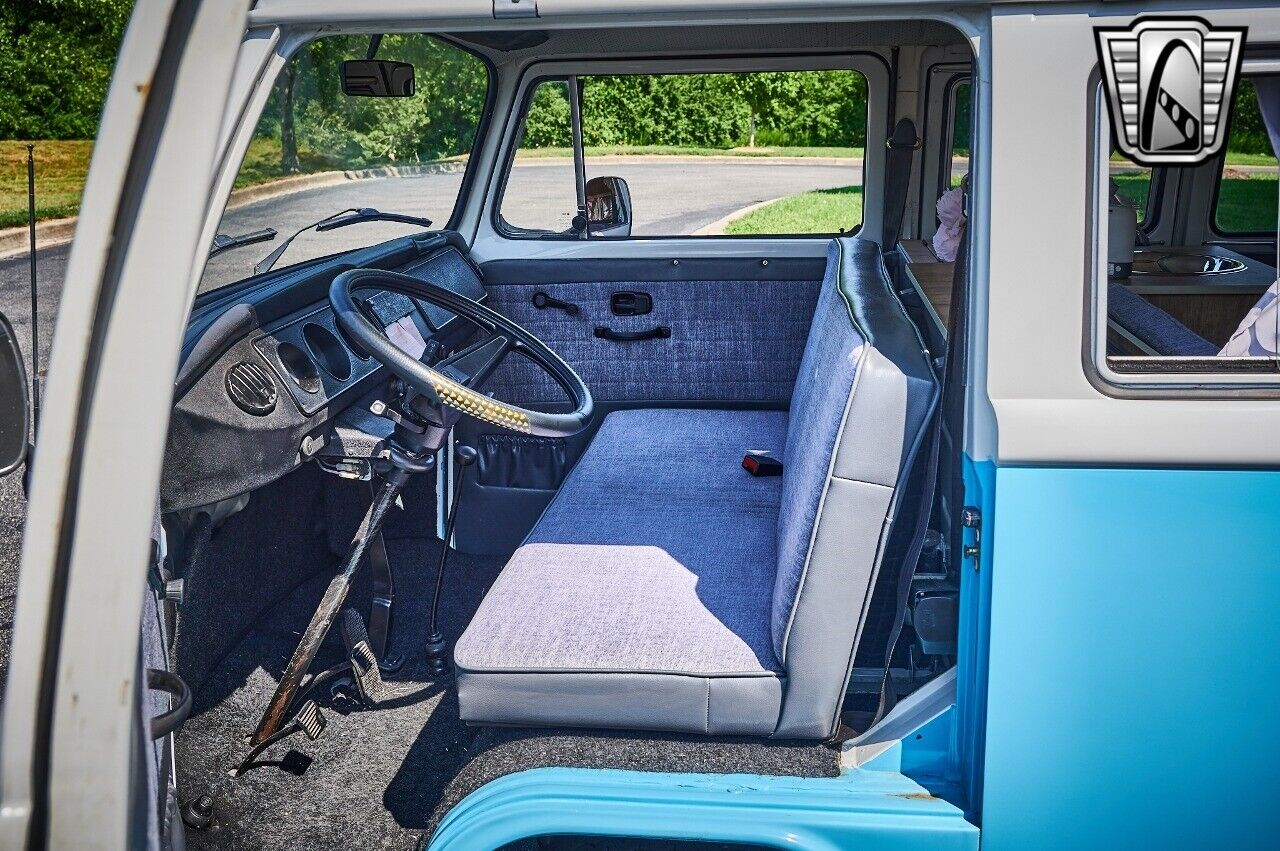 Volkswagen-BusVanagon-1990-Blue-Wood-42234-10