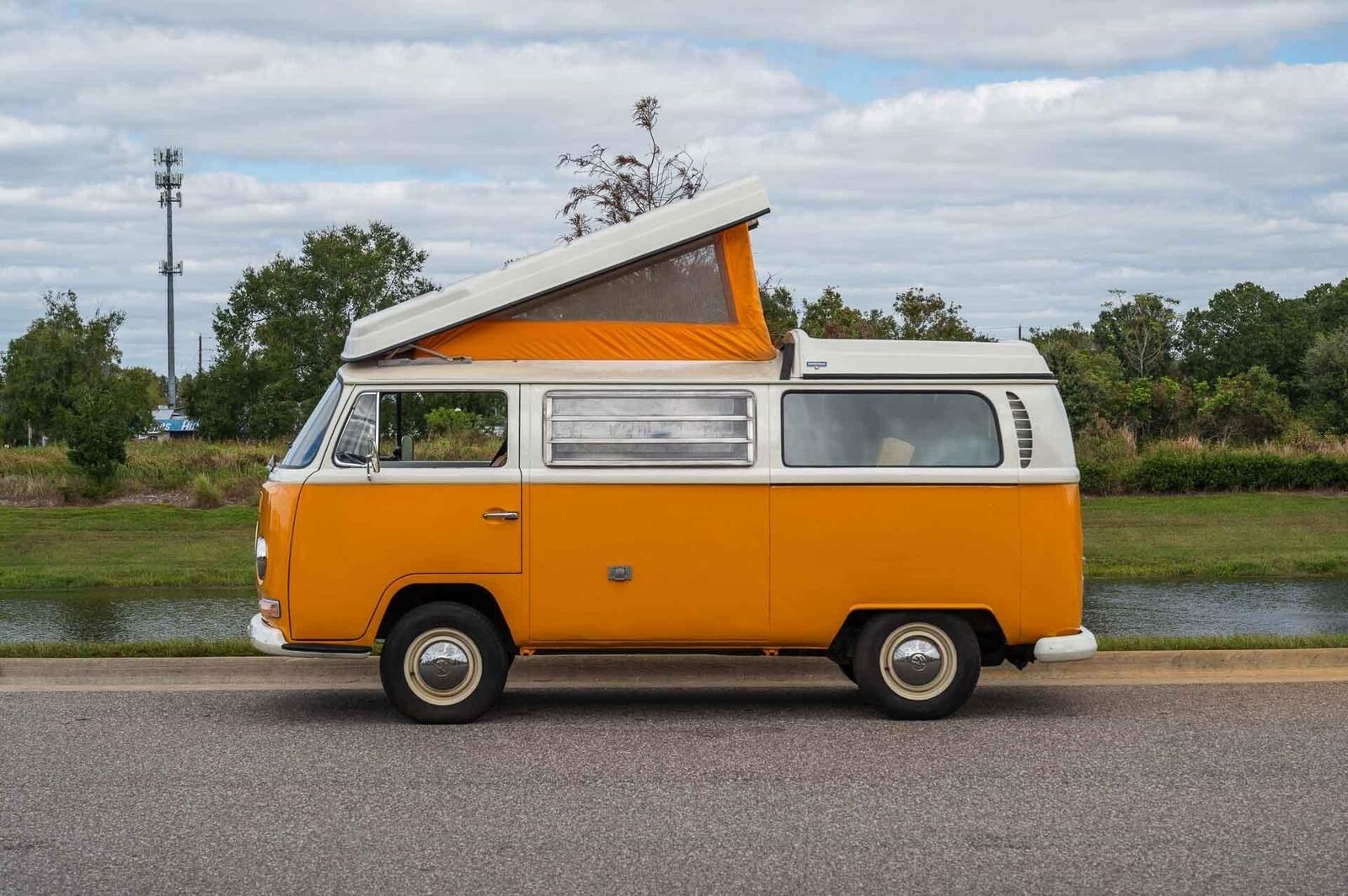 Volkswagen-BusVanagon-Van-1969-Yellow-Tan-153971-19