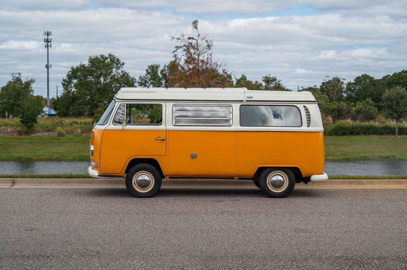 Volkswagen-BusVanagon-Van-1969-Yellow-Tan-153971-37