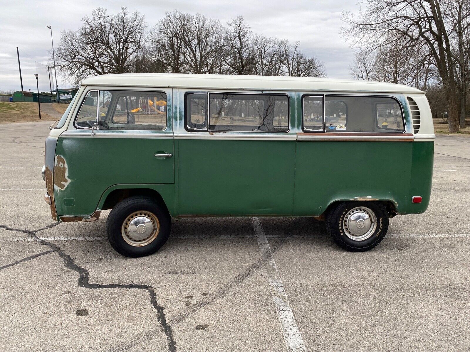 Volkswagen-BusVanagon-Van-1971-Green-White-192051-1