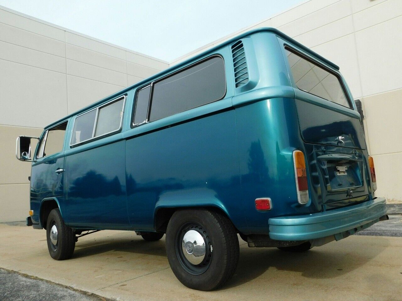 Volkswagen-Camper-Van-Cabriolet-1974-Tiel-2-tone-Gray-159441-10