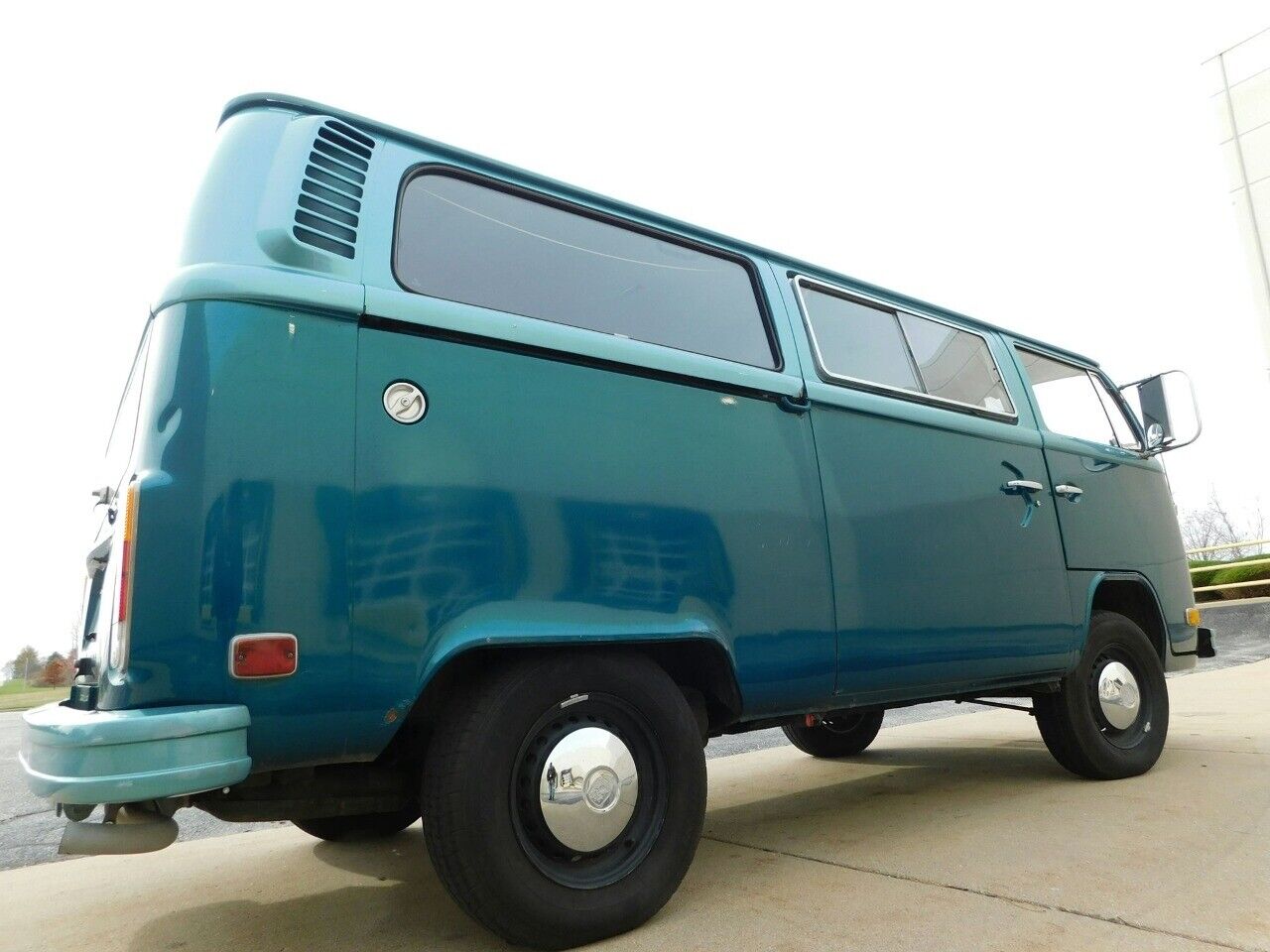 Volkswagen-Camper-Van-Cabriolet-1974-Tiel-2-tone-Gray-159441-8