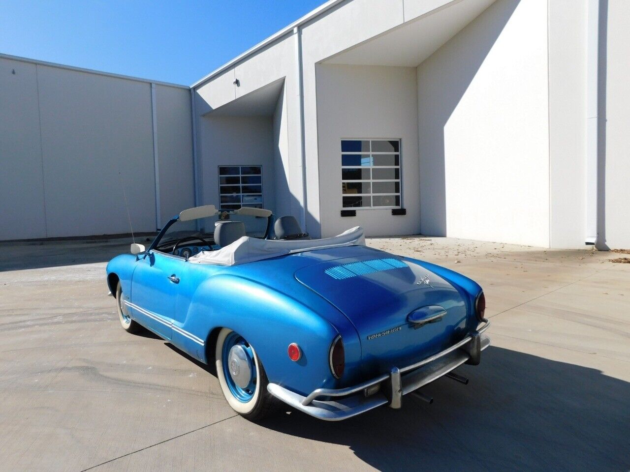 Volkswagen-Karmann-Ghia-Coupe-1969-Blue-Gray-75037-8