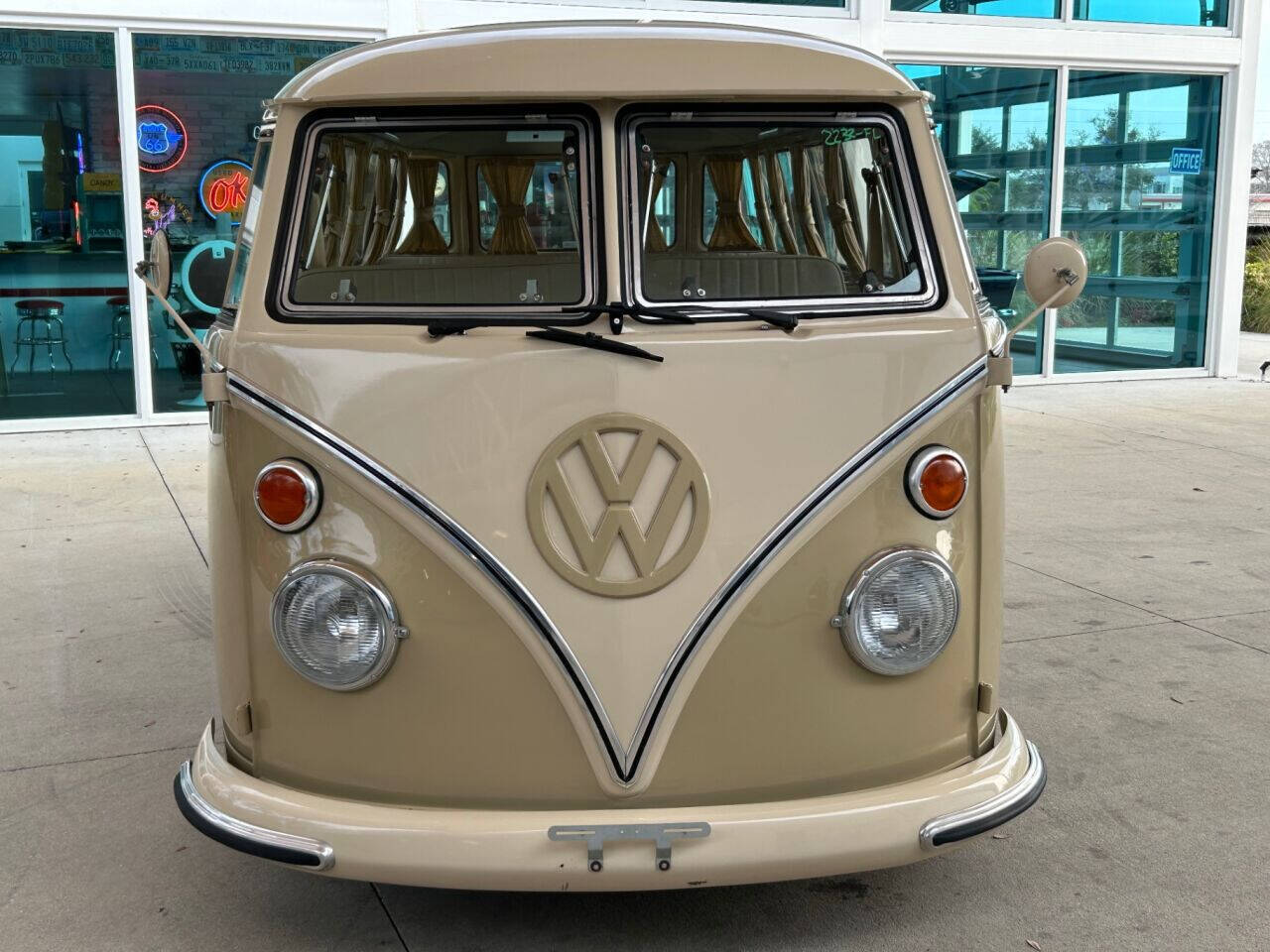 Volkswagen-Type-II-1972-Tan-Tan-6928-1