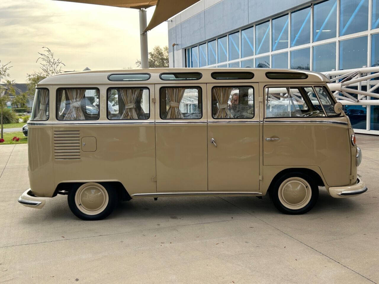 Volkswagen-Type-II-1972-Tan-Tan-6928-3