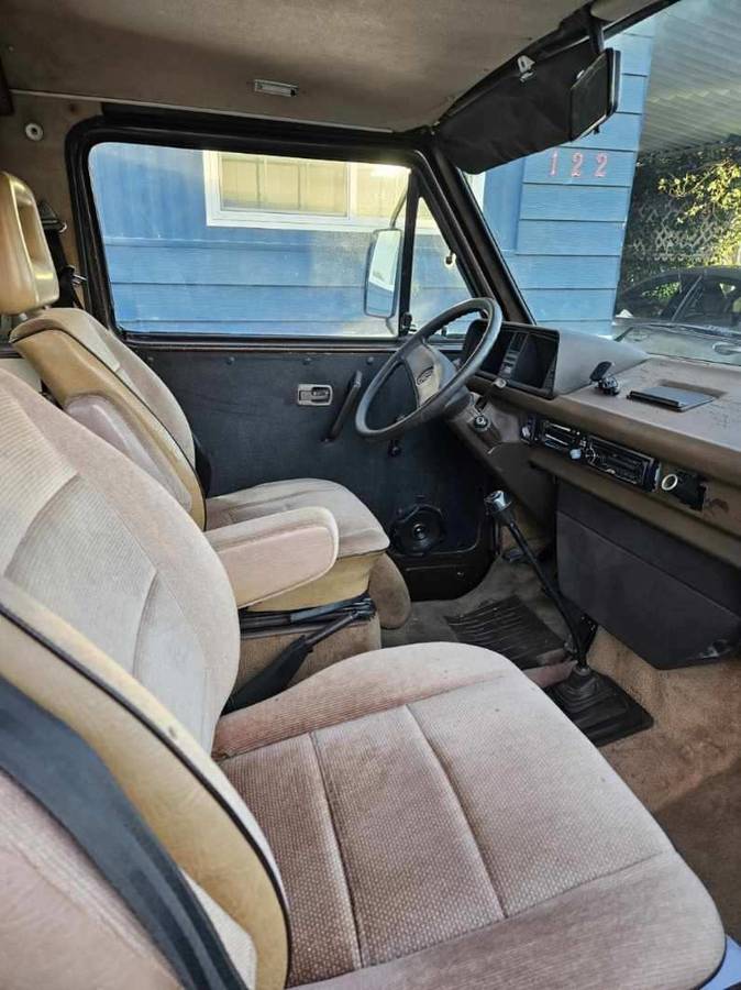 Volkswagen-Westfalia-1985-custom-354055-2