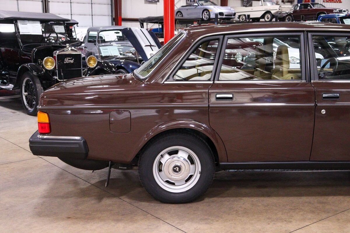 Volvo-240-Berline-1983-Brown-Beige-2356-7