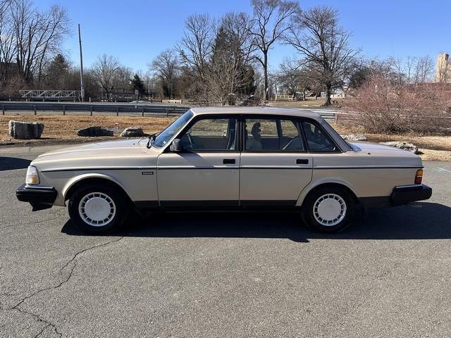 Volvo-240-Berline-1993-Gold-Beige-86192-1