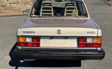 Volvo-240-Berline-1993-Gold-Beige-86192-3