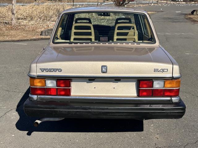 Volvo-240-Berline-1993-Gold-Beige-86192-3