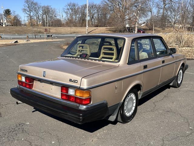 Volvo-240-Berline-1993-Gold-Beige-86192-4