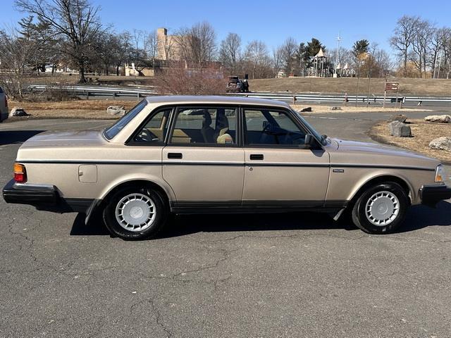 Volvo-240-Berline-1993-Gold-Beige-86192-5