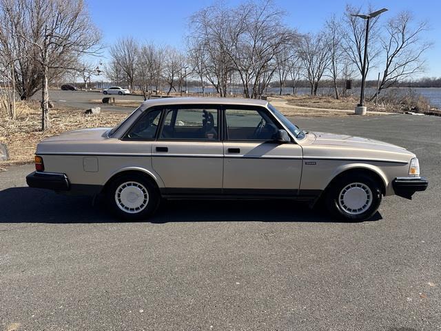 Volvo-240-Berline-1993-Gold-Beige-86192-6