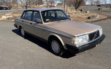 Volvo-240-Berline-1993-Gold-Beige-86192-7