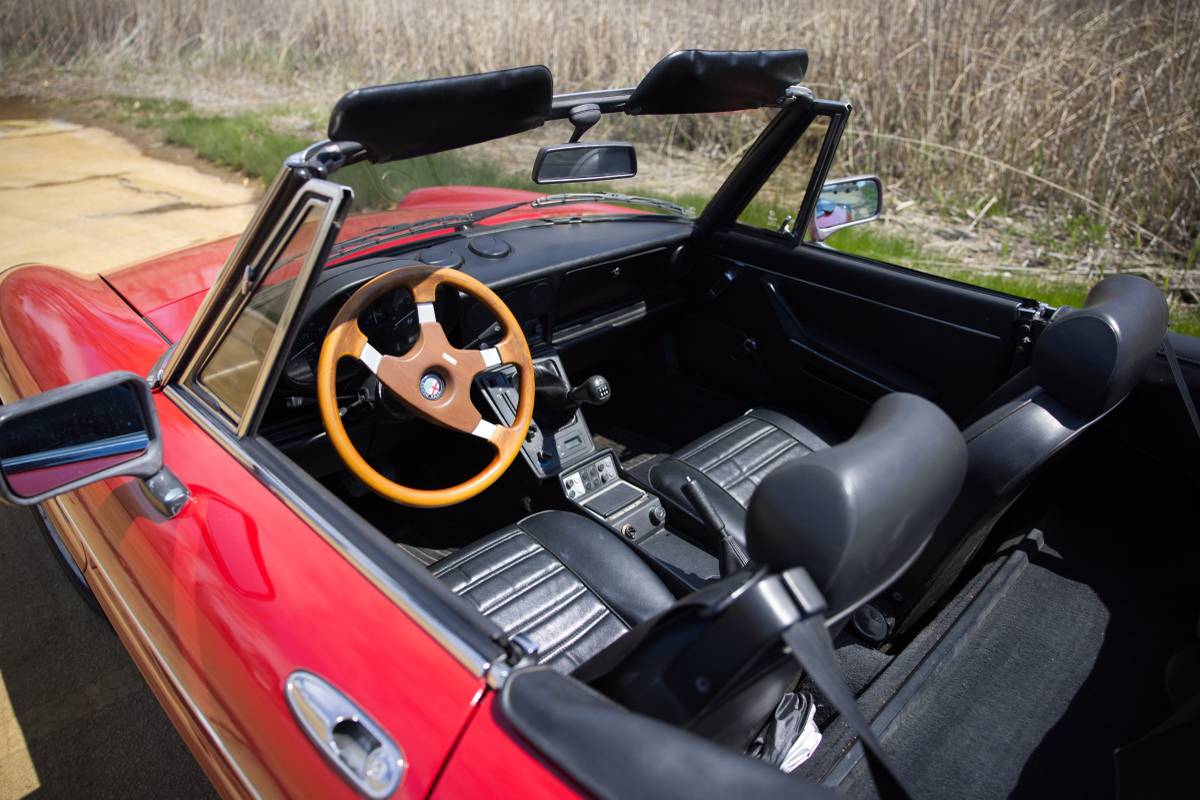 Alfa-romeo-Spider-1987-red-64374-2