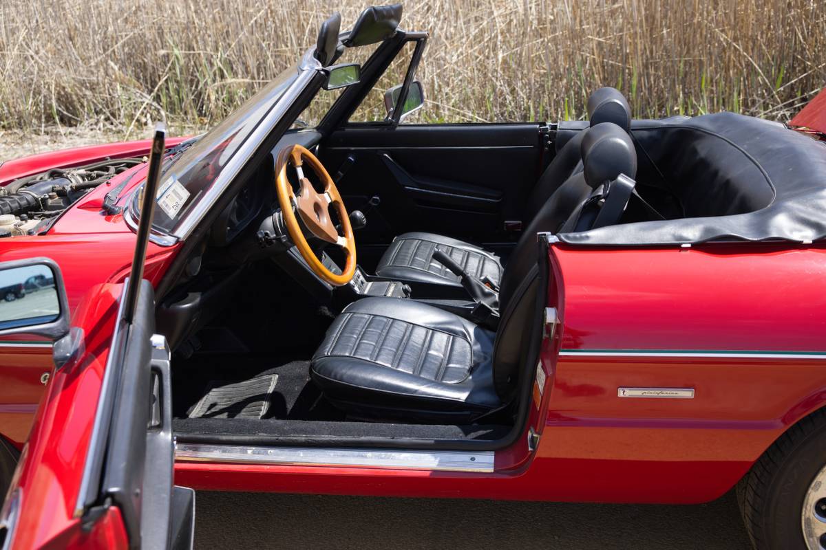 Alfa-romeo-Spider-1987-red-64374-4