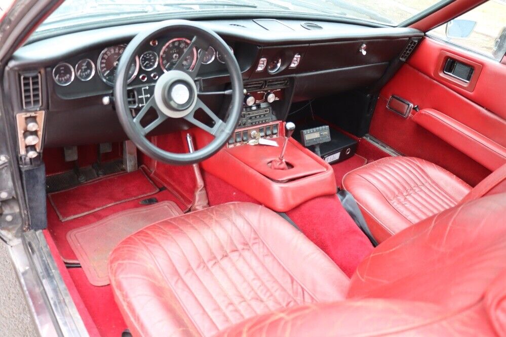 Aston-Martin-DBS-Berline-1970-Black-Red-0-3