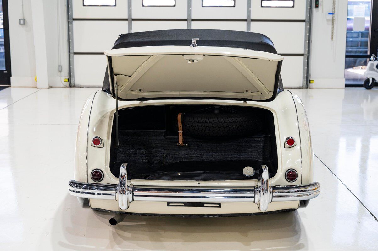 Austin-Healey-100-4-BN2-1956-White-Black-0-35