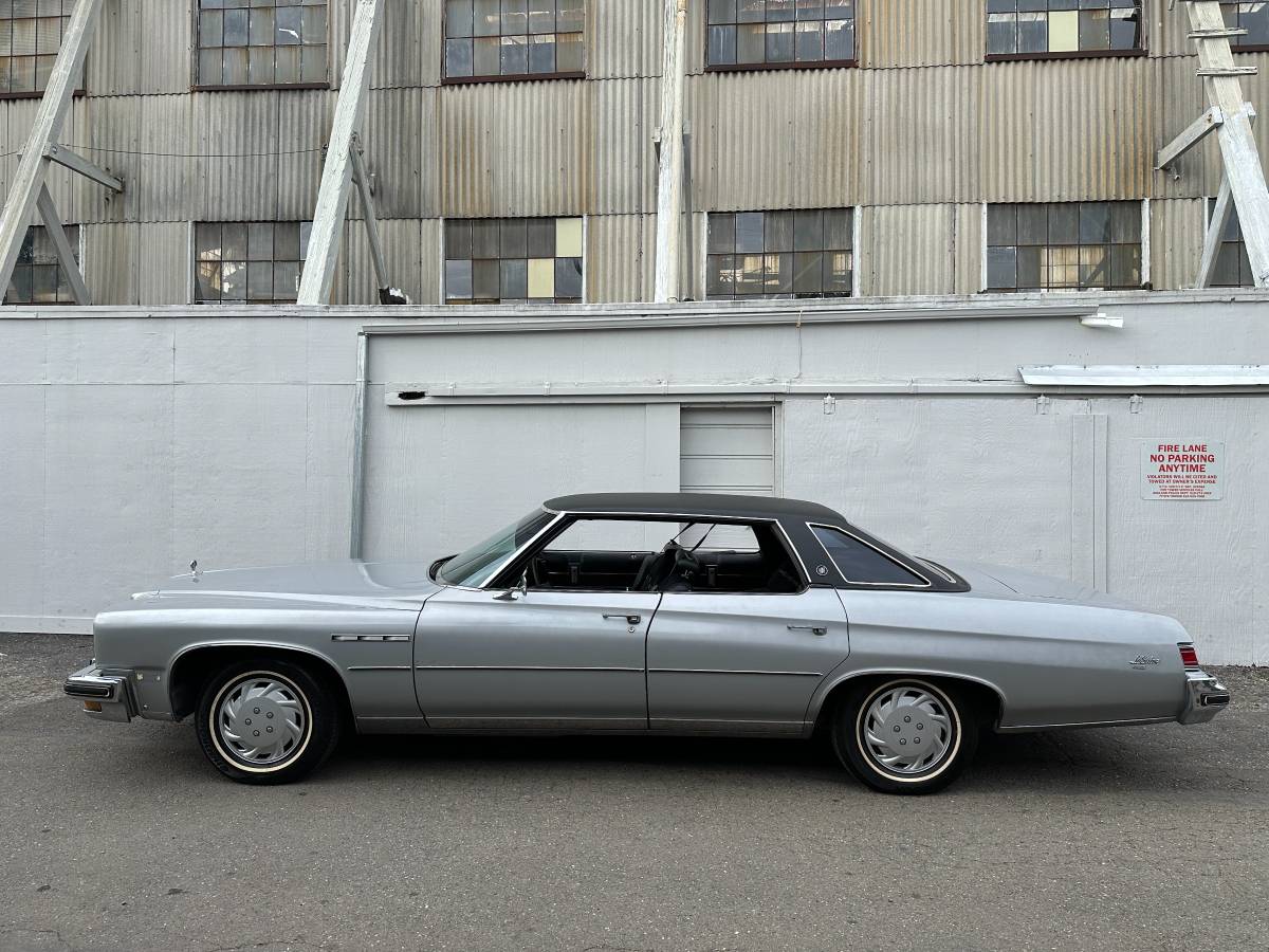 Buick-Lesabre-custom-1975-85295-1