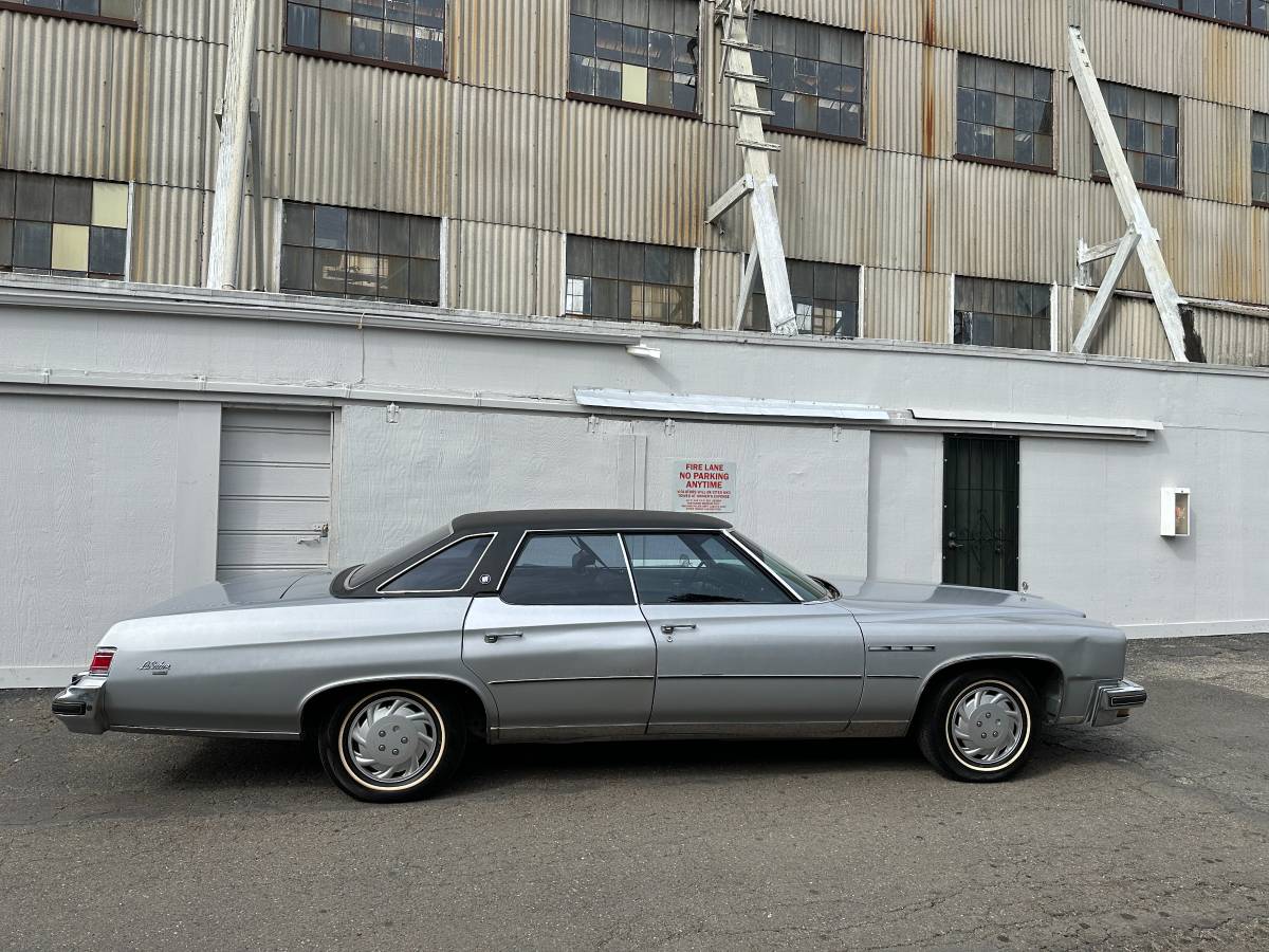 Buick-Lesabre-custom-1975-85295-9