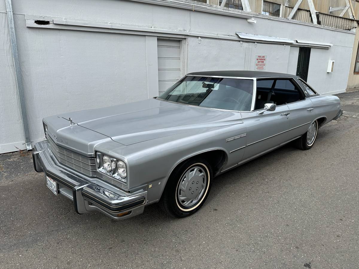 Buick-Lesabre-custom-1975-85295