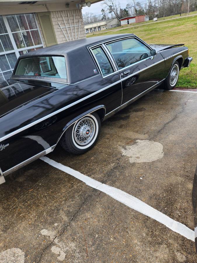 Buick-Park-avenue-1983-black-96560-1