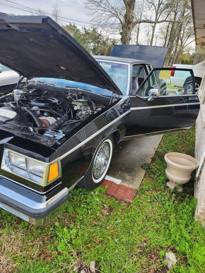 Buick-Park-avenue-1983-black-96560-17