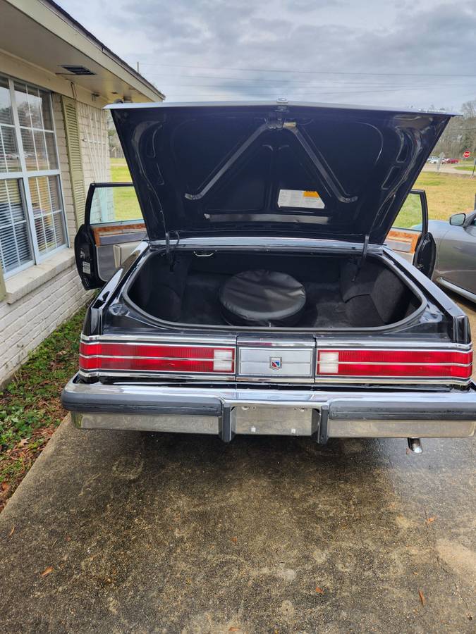 Buick-Park-avenue-1983-black-96560-19