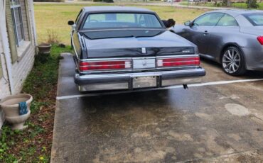 Buick-Park-avenue-1983-black-96560-2