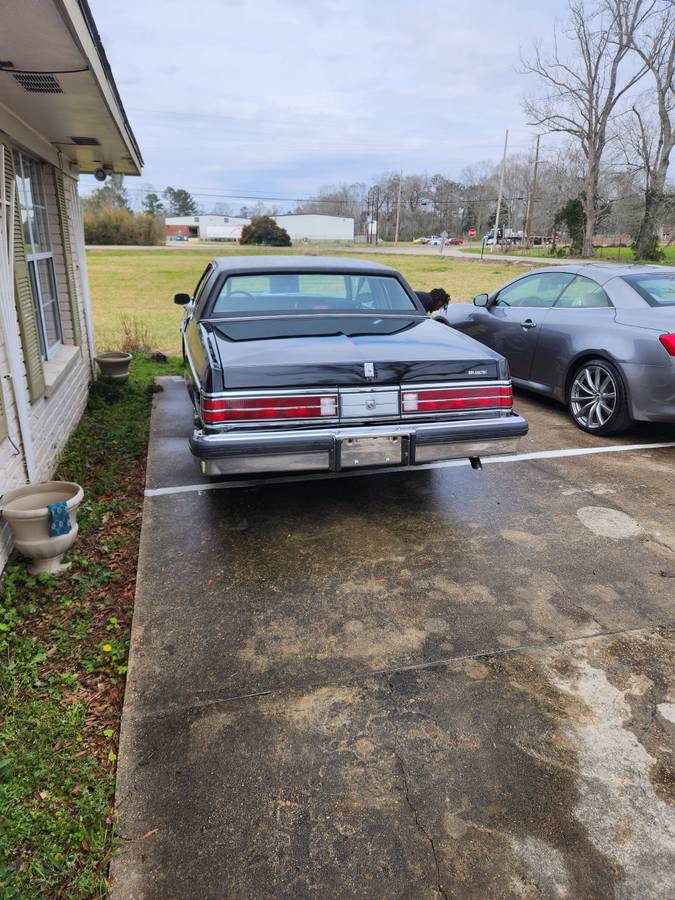 Buick-Park-avenue-1983-black-96560-2