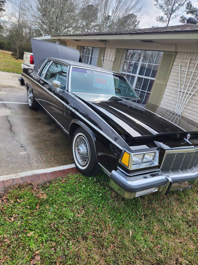 Buick-Park-avenue-1983-black-96560-3