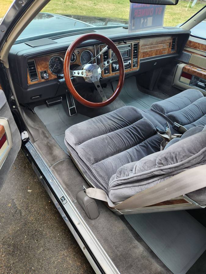 Buick-Park-avenue-1983-black-96560-7