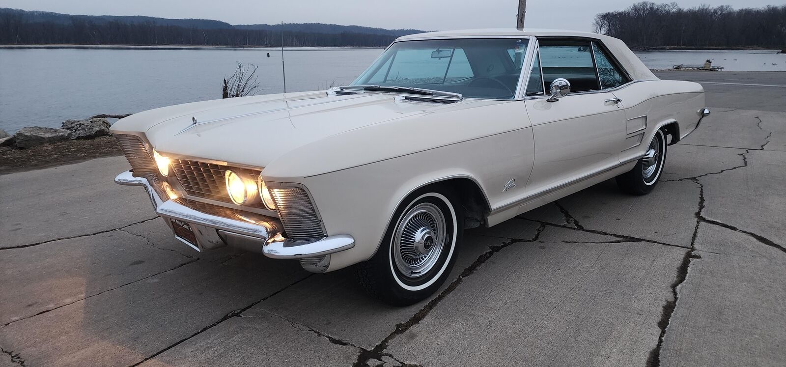 Buick-Riviera-1964-Beige-Brown-125529-2