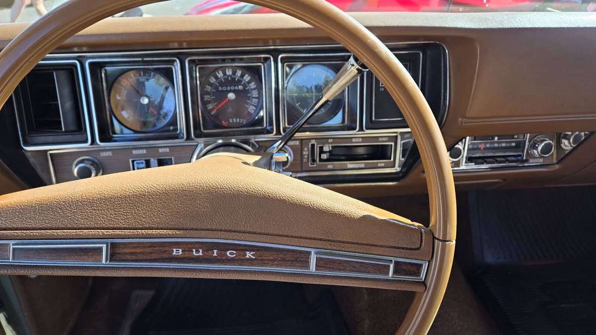 Buick-Skylark-convertible-1972-brown-80467-5