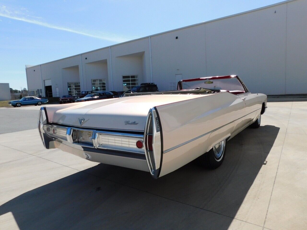 Cadillac-DeVille-Cabriolet-1967-White-Red-13586-10