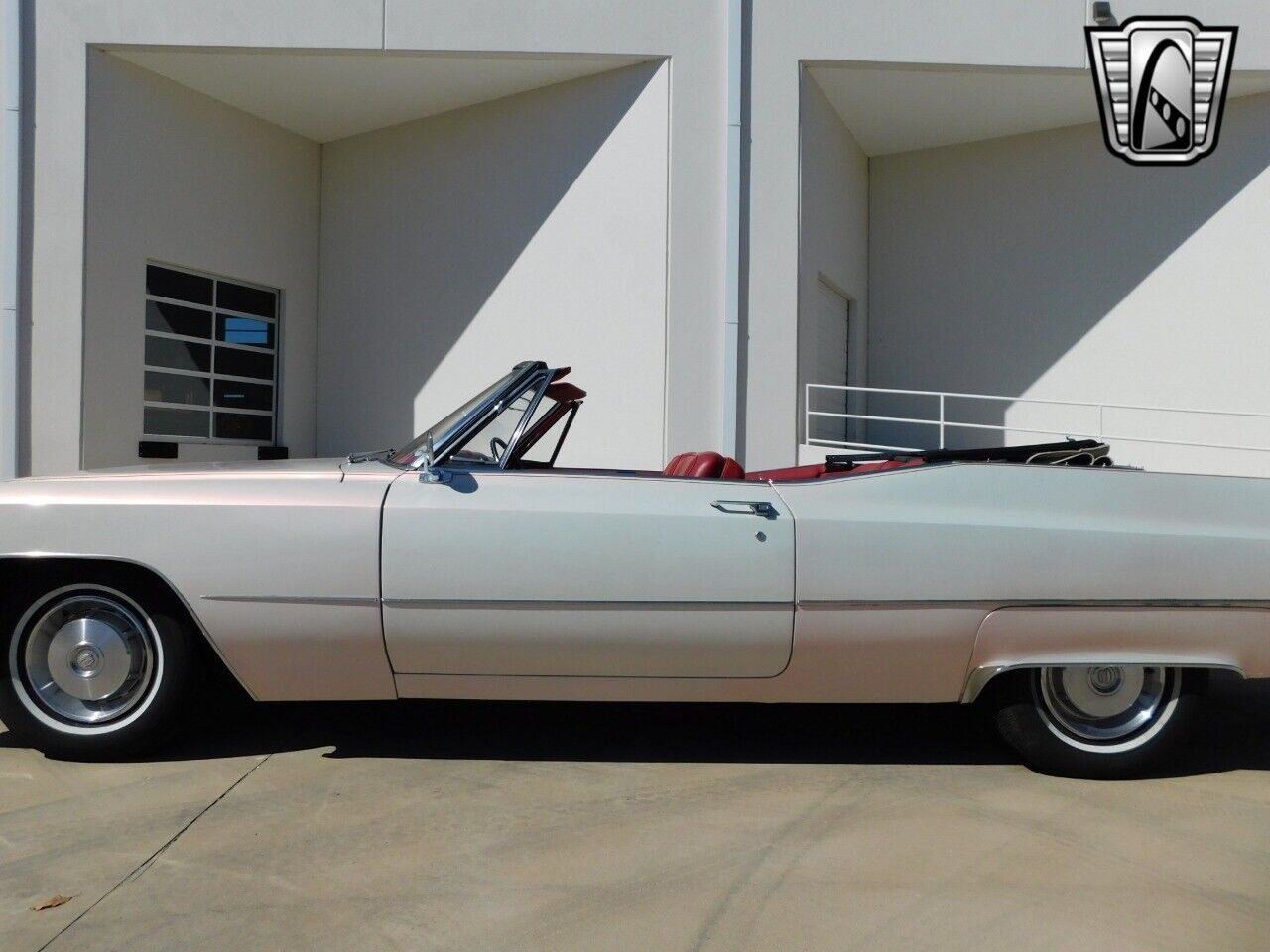 Cadillac-DeVille-Cabriolet-1967-White-Red-13586-6