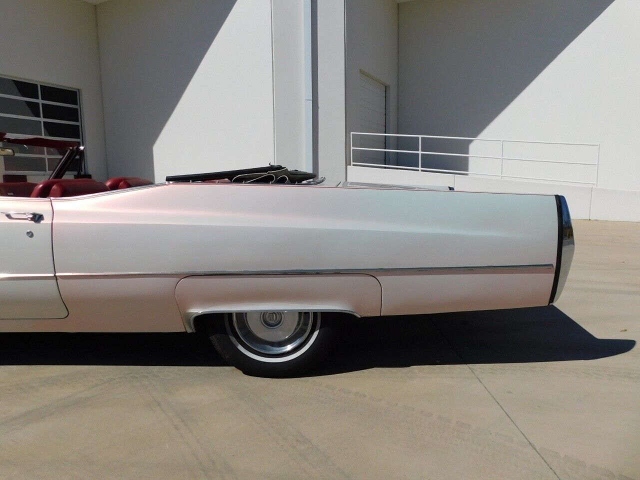 Cadillac-DeVille-Cabriolet-1967-White-Red-13586-7